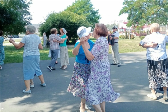 Волонтёры серебряного возраста столицы Чувашии приняли участие в мастер-классе по обучению вальсу