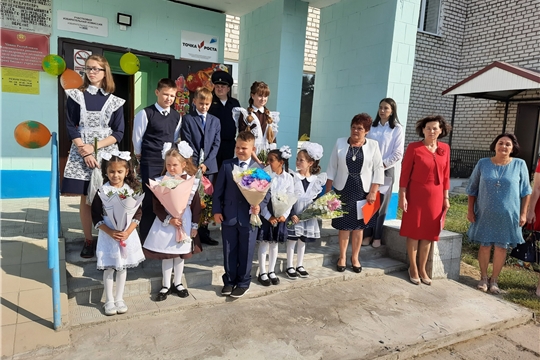 Во всех школах Комсомольского района прошли торжественные линейки, посвящённые Дню знаний