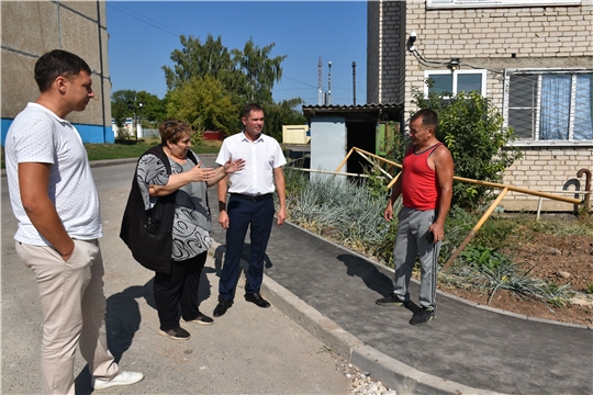 Алексей Людков осмотрел дворовые территории, благоустраиваемые в рамках муниципальной программы «Формирование современной городской среды»