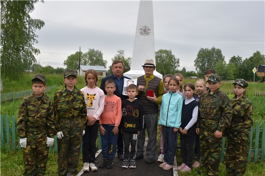 В деревне Яншихово-Челлы Красноармейского муниципального округа у памятника павшим героям прошел митинг 