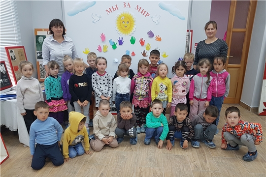 В День памяти и скорби воспитанники детского сада "Солнышко" посетили краеведческий народный музей