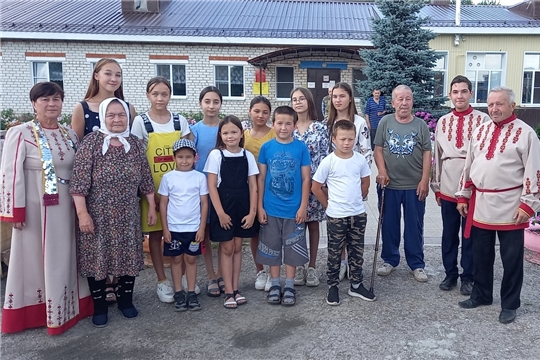 Участники детских и молодежных клубных формирований Атнарского СДК посетили Дом ветеранов в деревне Березовка