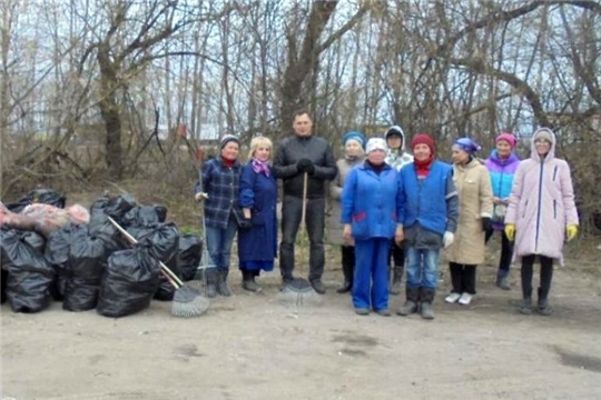 Сотрудники ДК "Акация" вышли на уборку территории