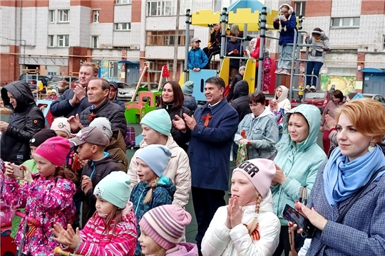 Жители дома №98 по проспекту Мира приняли участие во Всероссийской акции «‎Поем двором»