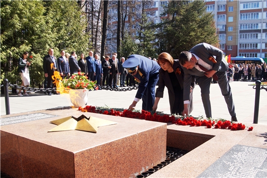 Память павших солдат почтили у Братской могилы воинов, умерших от ран в госпиталях Чебоксар