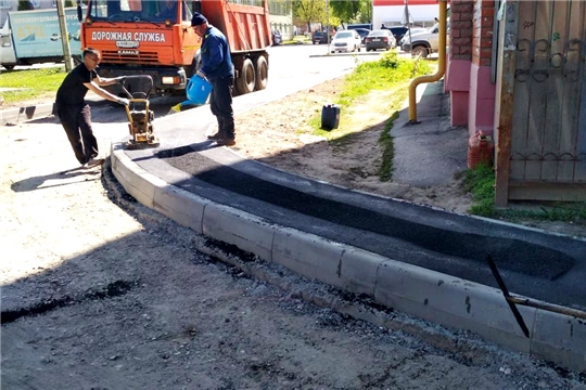 В Ленинском районе выполняются работы по ремонту существующего асфальтового покрытия на дворовых территориях