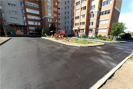 В Ленинском районе продолжаются работы по ремонту существующего асфальтового покрытия на дворовых территориях