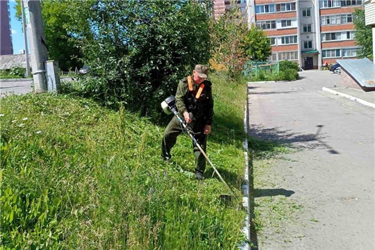 В Ленинском районе Чебоксар продолжается второй этап покоса травы