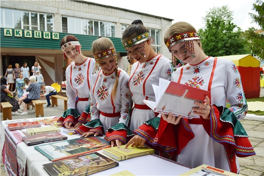 В единый день фольклора на площадке перед ДК «Акация» прошел Республиканский детский фольклорный марафон малых народов «Пĕрттĕнь–пĕрттĕнь»