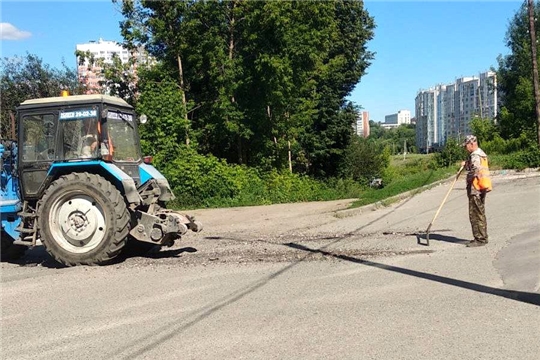 В Ленинском районе продолжаются работы по ямочному ремонту дворовых проездов
