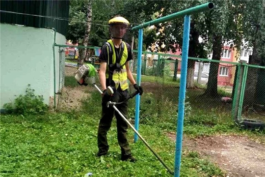 В Ленинском районе Чебоксар продолжается третий этап покоса травы