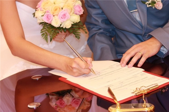 Урожайный июль: в отделе ЗАГС администрации Ленинского района г. Чебоксары заключили брак 106 пар