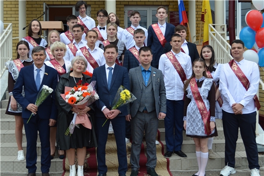 Сергей Мастьянов поздравил выпускников гимназии с последним школьным звонком