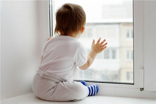 С приходом теплых дней не забывайте о безопасном поведении детей возле окна и на подоконнике