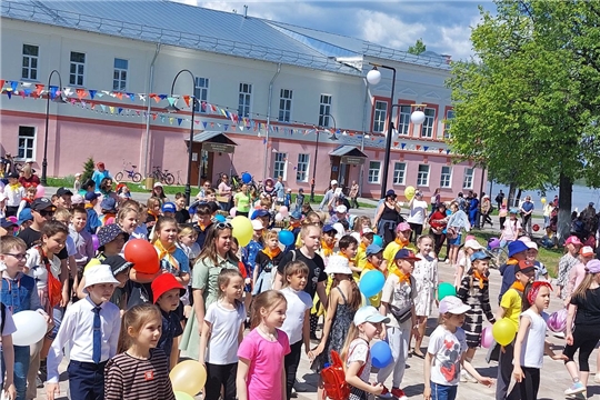 В городе Мариинский Посад прошла концертно-развлекательная программа для детей  "Праздник детских улыбок"