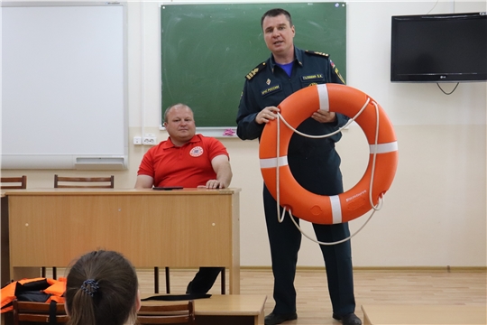 Сотрудники службы спасения рассказали о культуре поведения на воде в купальный сезон студентам Чебоксарского медколледжа