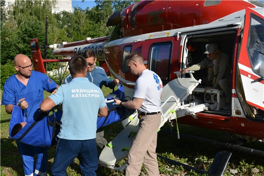 За день двух пациентов в критическом состоянии доставили вертолетом санавиации в Чебоксары