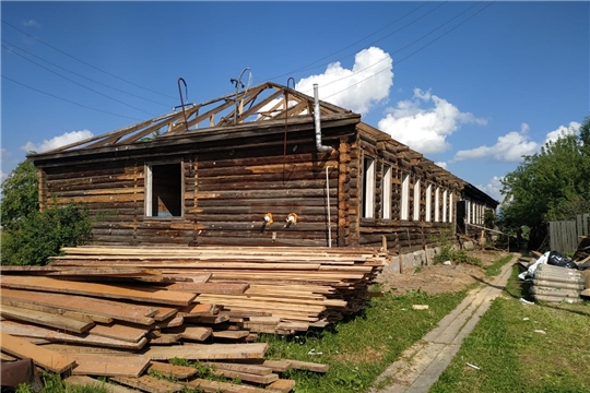 В ремонтируемом офисе врача общей практики в с. Новые Айбеси решено усилить стропильную систему