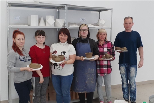 Волонтеры-педагоги Чебоксарского художественного училища проводят мастер-классы для беженцев из Донбасса