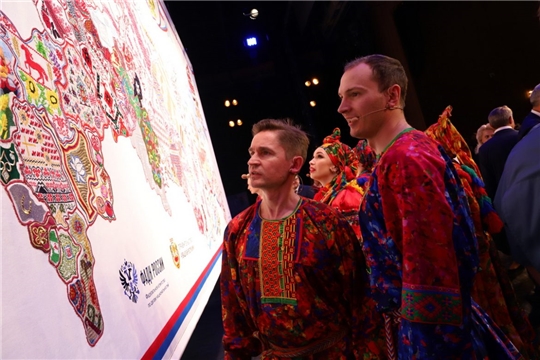 Вышитую карту России назвали новым символом страны