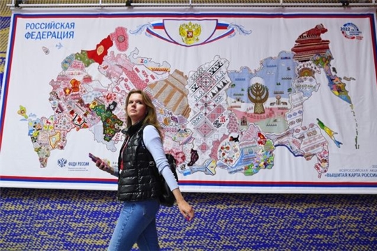 На ПМЭФ представили уникальный проект «Вышитая карта России»