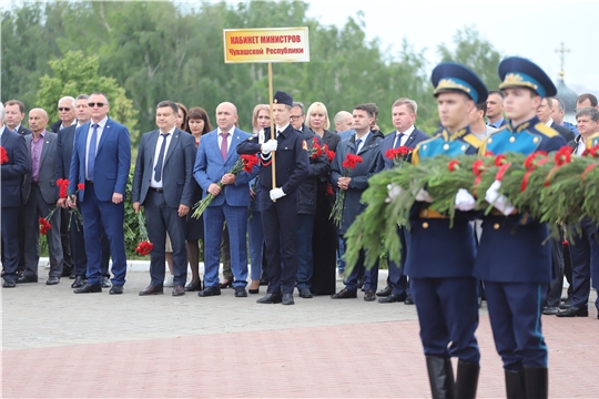 Министр культуры Светлана Каликова возложила цветы к Вечному огню в День памяти и скорби
