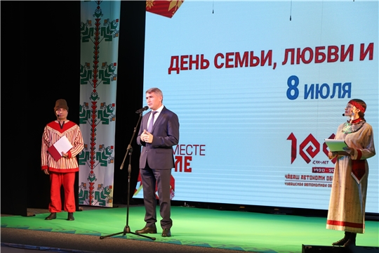 Олег Николаев поздравил детей, родившихся в День Республики