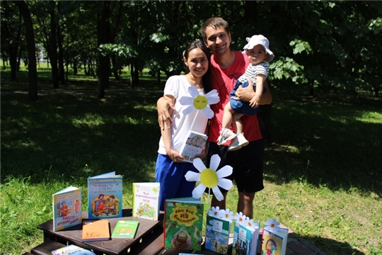 Специалисты детско-юношеской библиотеки поздравили чебоксарцев с Днем семьи, любви и верности