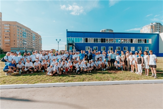 Министр Эмир Бедертдинов принял участие в посадке Аллеи дружбы в ЧувГУ с ребятами из Донбасса