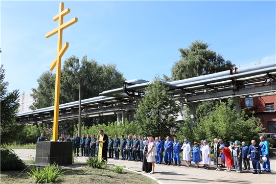 На «Химпроме» отслужили молебен у Поклонного креста