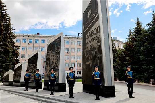 В Чебоксарах участники Всероссийского форума Городов трудовой доблести возложили цветы в честь тружеников тыла