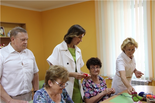 В Чувашии серебряные волонтеры вяжут теплую одежду для жителей Донбасса
