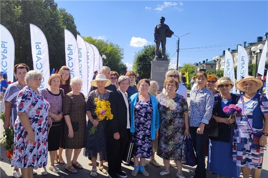Получатели соцуслуг столичного комплексного центра возложили цветы к памятнику Андрияна Николаева