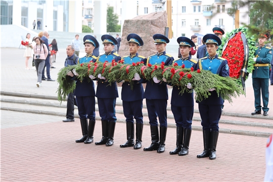 Руководитель Госслужбы Чувашии по делам юстиции Дмитрий Сержантов принял участие в возложении цветов к Вечному огню в День памяти и скорби