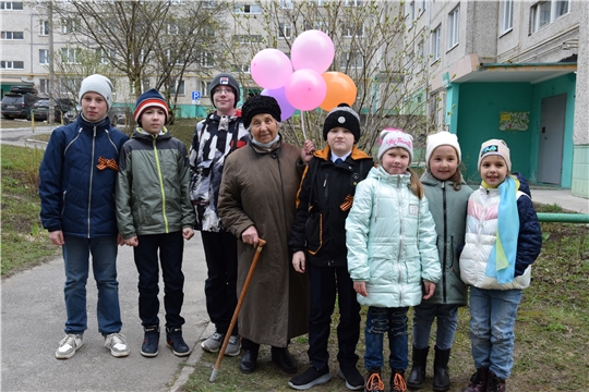 Патриотическая акция «Окна Победы» подарила старшему поколению незабываемый концерт по месту жительства