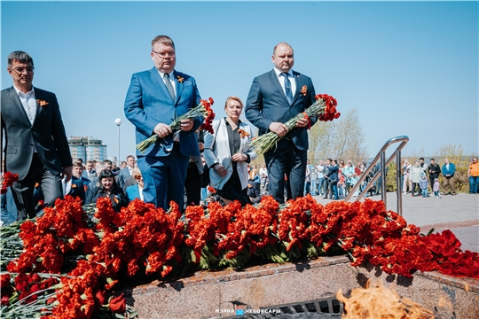 В Чебоксарах возложили цветы к Монументу Славы