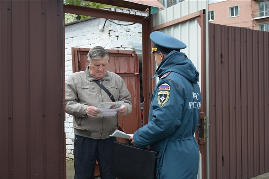 В частном секторе г. Чебоксары проведены беседы с населением под общим названием «Пал сухой травы опасен!»