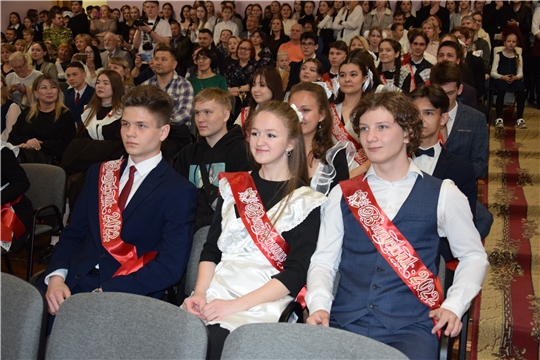 Позади уроки и перемены: трели Последнего звонка звучат для выпускников чебоксарских школ