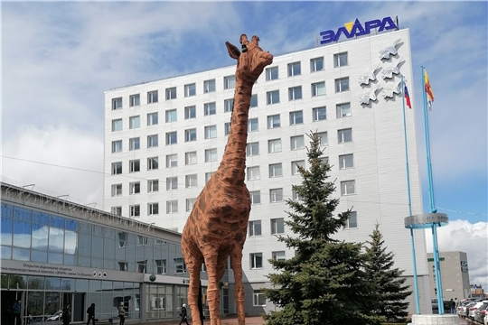 На площадку перед проходной градообразующего предприятия вернулся полюбившийся арт-объект – Жираф