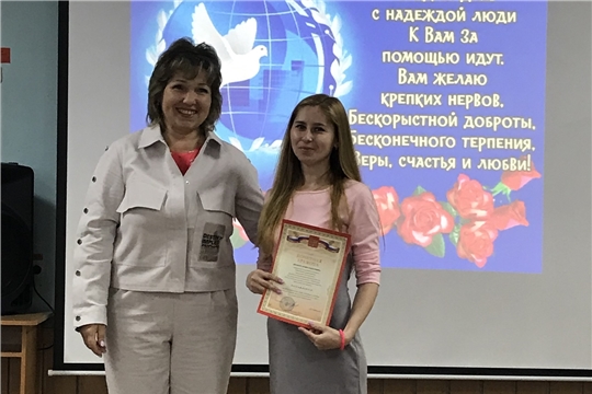 8 июня – День социального работника: отличившимся сотрудникам отрасли вручили награды