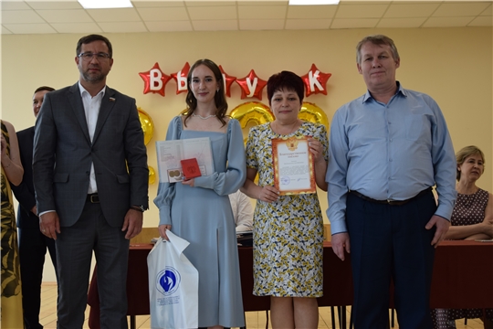 Чебоксарских 11-классников поздравили с окончанием школы и вручили аттестаты