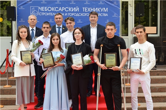 Каждый пятый – с отличием: выпускникам Чебоксарского техникума строительства и городского хозяйства вручили дипломы