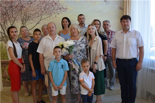 Блеск колец и стук сердец: супруги Сретенские из Московского района г. Чебоксары отметили «золотую» свадьбу
