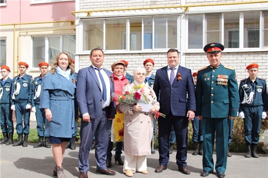 В Новочебоксарске поздравили ветеранов в рамках акции "Парад у дома ветерана"