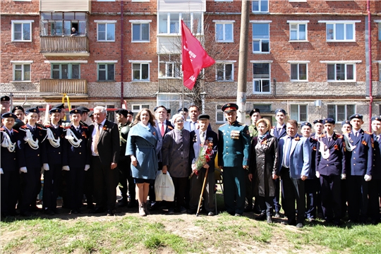 В Новочебоксарске продолжились поздравления ветеранов в рамках акции "Парад у дома ветерана"