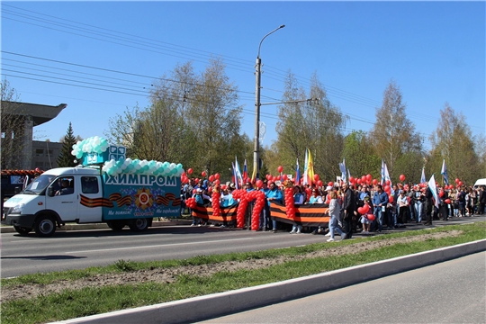 В День Победы в едином строю с химиками прошли жители ДНР и ЛНР