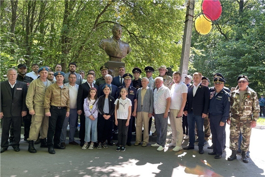 В Ельниковской роще состоялось открытие памятника основоположнику десантных войск Василию Маргелову