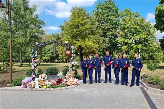 К Аллее Ангелов в Донецке несут игрушки и цветы