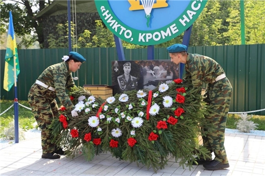 Чувашские школьники приняли участие в открытии памятника солдату, который героически погиб в ходе спецоперации на Украине