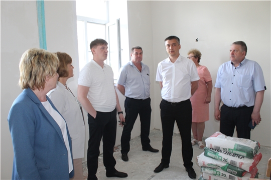 Министр образования и молодежной политики Чувашской Республики Дмитрий Захаров проинспектировал ход капитального ремонта Кудеихинской школы